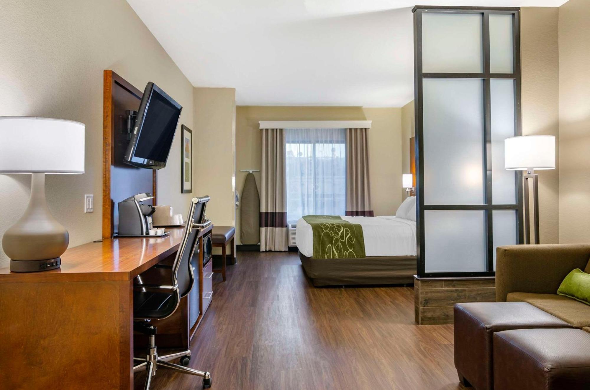 คอมฟอร์ต สวีตส์ แอร์พอร์ต Hotel เฮเลนา ภายนอก รูปภาพ