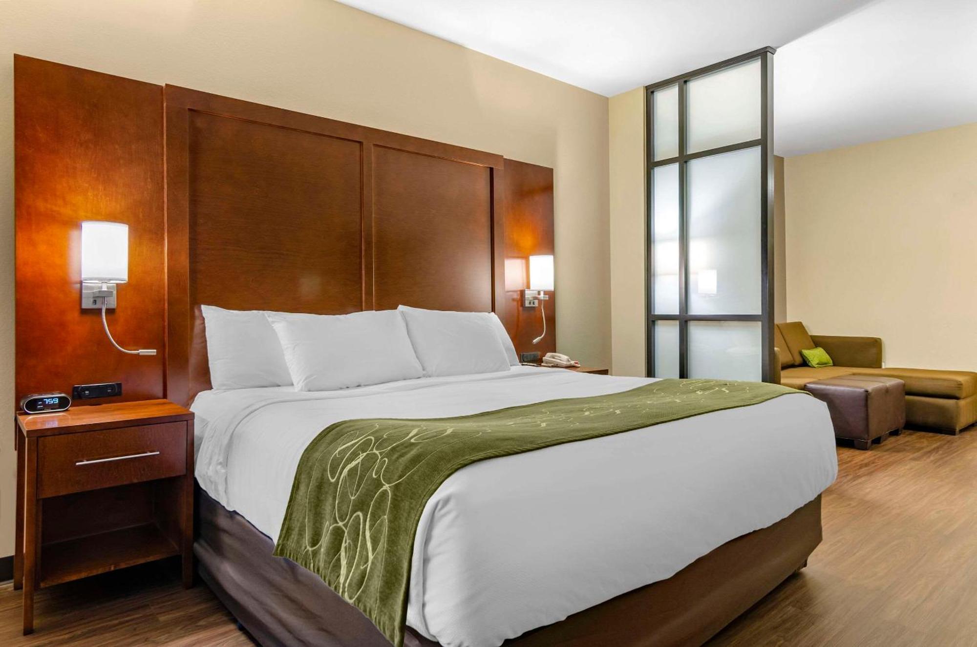 คอมฟอร์ต สวีตส์ แอร์พอร์ต Hotel เฮเลนา ภายนอก รูปภาพ