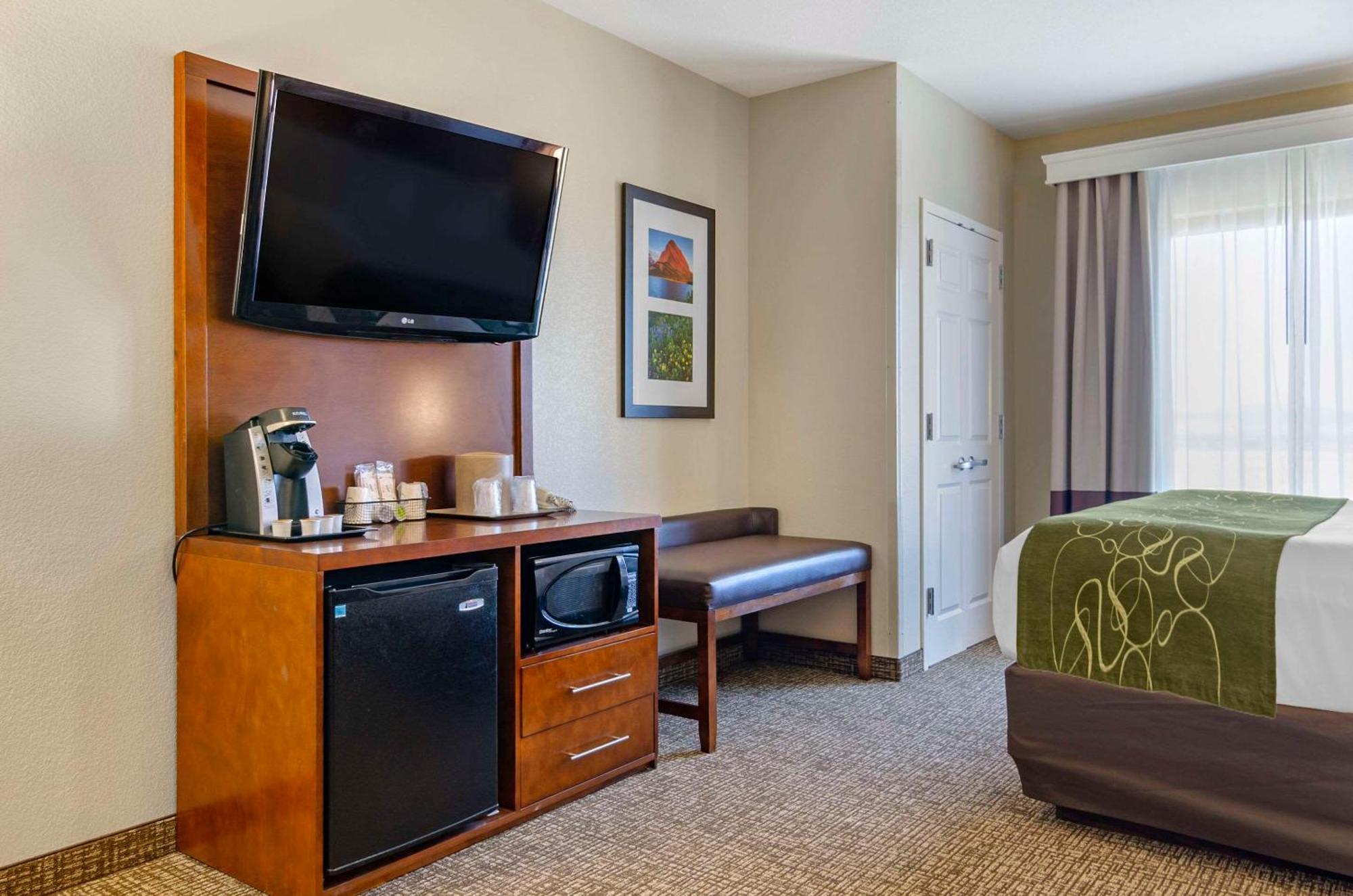คอมฟอร์ต สวีตส์ แอร์พอร์ต Hotel เฮเลนา ภายนอก รูปภาพ